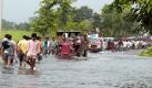 ARCHIV - Nach heftigen Monsun-Regenfällen bahnen sich am 29.08.2008 in der Nähe von Madhurganj in Indien Einwohner ihren Weg durch überflutete Straßen. Der fortschreitende Klimawandel bedroht direkt das Leben vieler Millionen Menschen auf dem Planeten. Die Berichte von Wissenschaftlern über die Auswirkungen wie Stürme, Dürren oder Überschwemmungen sind alarmierend und haben eine weitere Dimension: Klimaflüchtlinge. Bis zum Jahr 2050 könnten rund 200 Millionen Menschen wegen des Klimawandels ihre Existenzgrundlagen verlieren. Das berichteten UN- Organisationen und internationale Hilfsorganisationen am Mittwoch (10.06.2009) auf der UN-Klimakonferenz in Bonn. EPA/STR dpa (zu dpa-Korr: 'Studie: Rund 200 Millionen Klima-Flüchtlinge' vom 10.06.2009) +++(c) dpa - Bildfunk+++ Foto: dpa