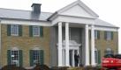 Dänemark bekommt eine Kopie von Graceland, dem legendären Wohnsitz von Elvis Presley in Memphis. Bei der Eröffnung in der Kleinstadt Randers singt Suzi Quatro. Streit gibt es mit den Betreibern des US-Originals: Sie halten Graceland Randers für Piraterie. Foto: dpa
