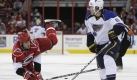 Aaron Ward von den Carolina Hurricane's und Erik Johnson von den St. Luis Blues' kämpfen während eines NHL-Eishockeyspiels um denPuk. St. Luis gewann 5-2. Foto: ap