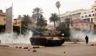 Ein Militärpanzer bewegt sich durch die Straßen der tunesischen Hauptstadt Tunis. Im Land herrscht gerade ein chaotisches Machtvakuum, in der eine neue Regierung vorbereitet wird. Die Übergangsregierung stößt auf Widerstand in der Bevölkerung, da diese aus Ministern besteht, die auch unter dem alten Präsidenten mitregiert hatten. Nach 23 Jahren an der Macht wurde Ben Ali am Freitag aus seinem Amt gedrängt.  Foto: dpa