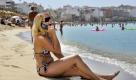 ARCHIV: Eine deutsche Urlauberin telefoniert auf Mallorca am Strand von Platja (Playa) de Palma mit einem Handy (Foto vom 15.06.09). Die EU will mehr Wettbewerb im europaeischen Roaming-Markt. Dazu legte die EU-Kommission am Mittwoch (06.07.11) in Bruessel einen Vorschlag fuer langfristige Massnahmen vor. (zu dapd-Text) Foto: Joerg Koch/dapd Foto: dapd
