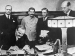 Die Außenminister Wjatscheslaw Molotow (vorn) und Joachim von Ribbentrop (l.) unterzeichnen den Pakt (Foto)
