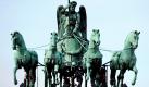 Arbeiter begutachten in Berlin die Quadriga auf dem Brandenburger Tor. Die Quadriga wird ab heute bis zum 2. November von Experten einem Schönheitscheck unterzogen. Das Kunstdenkmal sei Witterungs- und Umwelteinflüssen direkt ausgesetzt und müsse deshalb regelmäßig gewartet werden, teilte die Senatsverwaltung für Stadtentwicklung mit.  Foto: dapd