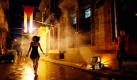 A young woman walks past a member of the Committee for the Defense of the Revolution (CDR) cooking a traditional caldoza soup on the 50th anniversary of CDRs in Havana, Cuba, Monday Sept. 27, 2010. Annually Cubans stay up the night of Sept. 27 to 28 to celebrate the foundation of CDRs. (AP Photo/Javier Galeano)


 Foto: ap