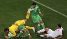 Er stand bei der müden Nullnummer zwischen England und Algerien im Mittelpunkt. Weil Robert Green im Auftaktspiel gepatzt hatte, rückte David James (in Kanarienvogel-Gelb) ins Tor der Engländer. Doch bis auf diese etwas übermotivierte Einlage hatte Calamity James nicht viel zu tun. Foto: dpa