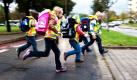 Auf dem Weg zur Schule lauern an jeder Straßenecke Gefahren. Der ADAC hat in Magdeburg Sicherheitswesten an Schüler verteilt. Nach Angaben des Verbandes erhielten insgesamt 1800 Erstklässler an 40 Grundschulen neonfarbene Westen. In Sachsen-Anhalt beteiligen sich an der Aktion insgesamt 487 Schulen mit fast 17.500 Schulanfängern. Foto: dapd