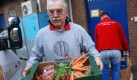 Alan Federer, ehrenamtlicher Mitarbeiter der Hamburger Tafel e.V., trägt am Freitag (27.02.2009) eine Kiste mit Lebensmitteln in einen Transporter. Die tiefe Rezession zeigt auch erste Auswirkungen bei den Armen-Tafeln in Deutschland. Die Spendeneinnahmen seien um ein Drittel eingebrochen, sagte die Gründerin der Hamburger Tafel. Auch bei der Berliner Tafel sind weniger Lebensmittelspenden zu verzeichnen. Beide zusammen versorgen knapp 40 000 Bedürftige pro Woche. Die 800 Tafeln in Deutschland, die Lebensmittel einsammeln und an Bedürftige weitergeben, sorgen sich in Anbetracht der Krise um ihr bisher hohes Spenden-Niveau. Foto: Georg Ismar dpa/lno (zu lno-Korr: ''Hier bricht was weg' - Rezession erreicht auch Lebensmittel-Tafeln' vom 04.03.2009) +++(c) dpa - Bildfunk+++ Foto: dpa