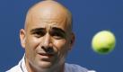 Beckers Ex-Kollege Andre Agassi erschien an der Seite von Steffi Graf bislang als Saubermann. Doch dann schockierte er die Tennis-Szene in seinem Buch Open mit dem Geständnis, dass er die Droge Crystal Meth konsumiert hat und seine lange Mähne nur ein Toupet war. Foto: dpa