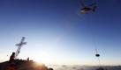 Ein Hubschrauber transportiert einen vier Tonnen schweren Brocken über dem Gipfel des fast dreitausend Meter hohen Dachsteingebirges in der österreichischen Steiermark. Die Aktion, die mehrere Male verschoben wurde und Proteste provozierte, ist ein Projekt des chinesischen Künstlers Ai Weiwei und Teil des steirischen kulturellen Festivals Regionale 10. Der Steinbrocken stammt aus der chinesischen Provinz Sichuan, wo es sich während des Erdbebens im Jahr 2008 löste. Foto: dpa