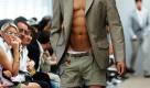 Hochsommerliche Temperaturen in Deutschland - und die Menschen zeigen Haut. War es vor einigen Jahren noch der Trend bauchfrei, sind es in diesem Jahr Shorts, die den Blick auf nackte Beine lenken. Auf der Mailänder Modewoche liegen kurzen Hosen in diesem Jahr auch bei Männern voll im Trend.  Foto: dpa