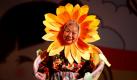 Bei einem Fest für Hundertjährige in Taipeh zeigte sich eine Dame in einem sonnigen Kostüm. In Asien leben viele alte Menschen. In den Industriestaaten Japan, Südkorea und auch Taiwan ist die Lebenswartung sehr hoch. Diese Dame hat scheinbar kein Problem mit dem Altwerden.  Foto: dapd