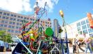 Eine Installation der spanischen Künstlergruppe Guixot de 8 aus recycelten und bemalten Gegenständen steht in Berlin im Rahmen des dritten Internationalen Straßentheaterfestivals. Das Festival findet bis Sonntag auf dem Alexanderplatz statt. Foto: dpa