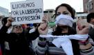 Demonstranten marschieren vor dem Sitz der regierenden Partei  Alianza Pais in Quito, Ecuador auf. Sie demonstrieren sie für das Recht auf freie Meinungsäußerung. Foto: dpa