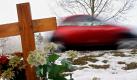 Ein Holzkreuz zum Gedenken an ein Unfallopfer: Die Zahl der Verkehrstoten ist 2011 gestiegen. (Foto: Jens Büttner) Foto: dpa