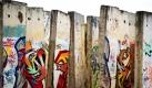Segmente der Berliner Mauer stehen am Teltow Kanal nahe der brandenburgischen Stadt Kleinmachnow an der Berliner Stadtgrenze. Im August 1961 begann die damalige DDR-Regierung mit dem Bau des sogenannten Antifaschistischen Schutzwalls, der Ost- und Westberlin knapp 30 Jahre voneinander trennte. Foto: dapd
