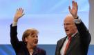 Bundeskanzlerin Angela Merkel (CDU) und Juergen Ruettgers (CDU), Ministerpraesident von Nordrhein-Westfalen, winken am Samstag (20.03.10) in Muenster auf dem Landesparteitages der NRW-CDU. In der Debatte um Steuersenkungen im Bund hat Merkel vor den finanziellen Folgen fuer die Staedte und Gemeinden gewarnt. Steuersenkungen duerften nicht mit einem Ausbluten der Kommunen erkauft werden, sagte Merkel am Samstag auf dem Landesparteitag in Muenster. (zu ddp-Text) (weitere Bilder unter www.ddpimages.com) Foto: Jens Schlueter/ddp Foto: ddp