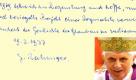 Papst Benedikt XVI. ist ein Arkadenschreiber. Er hält sich mit Emotionen zurück und ruht in sich. Dazu passt auch, dass seine Schrift sehr klein ist. Denn Kleinschreiber sind oft introvertiert und bescheiden. Der Papst vereinfacht viel und schreibt schlicht, was auf eine hohe Intelligenz verweist. Foto: grapho24.de