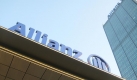 Nach zwei gescheiterten Fusionsanläufen, unter anderem mit der Deutschen Bank, übernahm 2001 der Versicherungskonzern Allianz die Dresdner für etwa 23 Milliarden Euro. Gemeinsam wollte man einen Allfinanzkonzern schmieden.Doch dieser Plan scheiterte, außerdem belastete die Investmentsparte weiter die Bilanzen der Dresdner Bank. Foto: dpa
