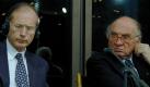 Die an den Verhandlungen für die Entschädigung der Zwangsarbeiter des NS-Regimes beteiligten Unterhändler Otto Graf Lambsdorff (Beauftragter der Bundesregierung) und US-Vizefinanzminister Stuart Eizenstat (links) während einer Pressekonferenz im früheren Bundeskanzleramt nach der sechsten Verhandlungsrunde am 17. November 1999.  Foto: Georg Hilgemann, ddp
