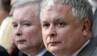 Wie ein Ei dem anderen: Die Brüder Jaroslaw (l) und Lech Kaczynski. Foto: dpa