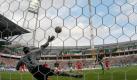 Der Bremer Torsten Frings erzielt gegen Kölns Torwart Faryd Mondragon das 1:0 durch Elfmeter. Foto: dpa