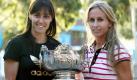Flavia Pennetta aus Italien (links) und Gisela Dulko aus Argentinien stemmen gemeinsam ihre Trophäe für das gewonnene Finale im Doppel der Frauen. Geschlagen haben die Sportlerinnen bei den Tennisweltmeisterschaften der Australian Open die Weißrussin Victoria Azarenka und Maria Kirilenko aus Russland.  Foto: dpa
