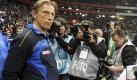 Heimdebüt für den neuen Eintracht-Coach: Frankfurts Trainer Christoph Daum wird vor dem Anpfiff von Fotografen umringt. Foto: ddp