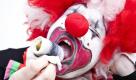 Ein als Clown verkleideter Narr posiert in Mainz mit einem Rollmops in der Hand. Jecken greifen in diesen närrischen Tagen sicher gern auf den Rollmops zum Fruehstueck zurück, gilt er doch als traditioneller Kater-Killer. Foto: dapd