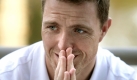 Ja, auch Formel-1-Pilot Ralf Schumacher knabbert. Therapeuten würden ihrm raten, mal die künstlichen Fingernägel seiner Frau zu benutzen. Foto: dpa