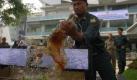 Ein indonesischer Polizist zerschlägt Likörflaschen mit einem Hammer. In der Provinz Aceh gilt die Scharia, das religiöse Gesetz des Islam, die den Konsum und den Verkauf von Alkohol strengstens untersagt. Foto: Hotli Simanjuntak  Foto: dpa