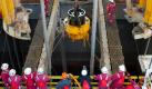 Ein Abdeckungszylinder an Bord der Transocean Discoverer Inspiration (Archivbild: BP-Handout). Der Konzern verschiebt den Belastungstest für eine neue Abdichtung über dem Ölleck. Foto: dpa