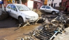 Zwei Autos sind im Schlamm auf Teneriffa nach heftigen Regenfällen steckengeblieben. Foto: dpa