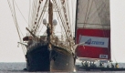 Das italienische Team Azzurra segelt vor der französischen Mittelmeerküste bei Nizza auf Zeit - es geht um die begehrte Louis-Vuitton-Trophäe. Foto: ap