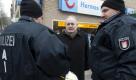 Hamburgs Polizeipäesident Werner Jantosch unterhält sich in Hamburg am Rande einer Kundgebung der NPD mit Polizisten. Mehrere Hundert Menschen haben im Stadtteil Harburg gegen eine Wahlkampfkundgebung der rechtsextremen NPD demonstriert.
 Foto: ddp
