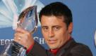 Actor Matt LeBlanc from the TV show 'Joey' shows his award after winning the 'Favorite Male TV Star' category at the 91st annual People's Choice Awards at the Pasadena Civic Center in Pasadena, California on Sunday, 9 January 2005. EPA/DANNY MOLOSHOK +++(c) dpa - Bildfunk+++ 
 Foto: dpa