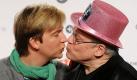 Rosa von Praunheim und Lebensgefährte Oliver Sechting haben es wirklich nicht leicht: Rosa leidet unter Vergiftungsängsten und damit auch unter panischer Angst vor Drogen. Oliver Sechting muss das ausbaden und alle Getränke und Speisen für Rosa vorkosten. Foto: dpa