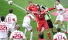 Miroslav Klose (vorn) und Bastian Schweinsteiger (hinten) und kämpfen mit Stuttgarts Torwart Jens Lehmann (2.v.r.) um den Ball. Foto: ddp