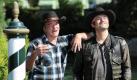 Zwei Cowboys in Venedig: Quentin Tarantino (links) und Robert Rodriguez. Tarantino trägt ein lässiges Karo-Hemd, Kollege Rodriguez erscheint in seiner Lederjacke wie der jüngere, wildere Bruder von Mr. Tarantino. Foto: dpa