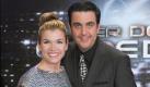 Anke Engelke und Bastian Pastewka zeigen stolz ihren Preis in der Kategorie Bestes Comedyevent für die Sendung Fröhliche Weihnachten (Sat.1). Foto: dpa