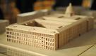 ARCHIV: Die Ostseite des Holzmodelles des geplanten Neubaus des Humboldtforums in Berlin mit den Fassaden des ehemaligen Berliner Stadtschlosses nach den Plaenen des italienischen Architekten Francesco Stella, aufgenommen in Berlin (Foto vom 28.11.08). Berlins Regierender Buergermeister Klaus Wowereit (SPD) fordert von der Bundesregierung, sich beim Bau des Stadtschlosses an die getroffenen Entscheidungen zu halten. 'Wenn gebaut wird, gehoert selbstverstaendlich auch die barocke Fassade dazu, alles andere waere merkwuerdig', sagte Wowereit in einem Interview mit der Nachrichtenagentur ddp. (zu ddp-Text) Foto: Axel Schmidt/ddp Foto: ddp