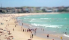 Sieht aus wie eine Märklin-Landschaft, ist aber ein Strand in Australien: Das Video Helpless von Keith Loutit. Foto: vimeo.com
