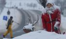 Eine Passantin laeuft am Dienstag (30.11.10) im vogtlaendischen Langenbach an einer eingeschneiten Weihnachtsmannfigur vorbei. Fuer die kommenden Tage haben Meteorologen starken Schneefall und Minustemperaturen von bis zu 10 Grad unter Null vorher gesagt. Foto: Michael Klug/dapd Foto: dapd