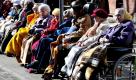Bewohnerinnen eines Pflegeheims sitzen am Montag (07.03.11) im saechsischen Wittichenau bei winterlichen Temperaturen in Decken gehuellt in ihren Rollstuehlen an der Strasse und warten auf den Karnevalsumzug. Mehrere Tausend Menschen haben im saechsischen Wittichenau den Rosenmontag mit einem Karnevalsumzug gefeiert. Mit zahlreichen Motivwagen, rund 100 Bildern und drei Faschingsgarden zogen die Narren - angefuehrt vom Prinzenpaar - am Nachmittag durch die Innenstadt. (zu dapd-Text)
Foto: Norbert Millauer/dapd Foto: ddp