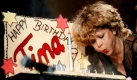 Die amerikanische Sängerin Tina Turner bläst die Kerzen ihrer Geburtstags-Torte aus. Bei ihrem Konzert in der Nacht zum Dienstag (26.11.96) in der Dortmunder Westfalenhalle, bekam sie die Torte auf der Bühne überreicht. Die Sängerin feiert heute (26.11) ihren 58. Geburtstag. dpa Foto: dpa