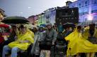 Ein nasses Vergnügen: Cineasten bei der Eröffnung des Filmfestivals in Lacarno. Foto: dpa