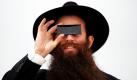 Ein orthodoxer Jude benutzt die Glasfront eines Schweißerhelms, um auf sichere Weise die teilweise Sonnenfinsternis in Jerusalem beobachten zu können. In Ganz Europa kann das Naturphänomen im Weltall betrachtet werden. Auch in Teilen von Afrika und Asien ist das Schauspiel zu sehen. Foto: dpa