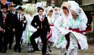 Unverheiratete Paare in sorbischer Tracht feiern Zapust, den Beginn der sorbischen Fastnacht, in Werben im Spreewald. In der Niederlausitz beginnt am Wochenende wieder der Zapust.  Der ausgelassen gefeierte Brauch zwischen Ernte und Aussaat soll den langen Winter austreiben. Die Sorben sind eine anerkannte Minderheit  in der Ober- und Niederlausitz. Foto: ddp