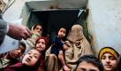 Ein pakistanischer Gesundheitsbeauftragter (l.) besucht Familien in Peschawar, um sie über Polio aufzuklären. In Pakistan gibt es besonders viele Fälle von Kinderlähmung, die Zahl steigt stetig an. Foto: dapd