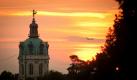 Ein Flugzeug steigt am Mittwoch (03.08.11) waehrend des Sonnenuntergangs in Berlin-Charlottenburg hinter dem Schloss Charlottenburg in den Himmel. Nach dem sommerlichen Wetter am Mittwoch bringen Tiefdruckgebiete in den kommenden Tagen erneut Schauer und Gewitter. Dennoch bleibt es vorerst warm, wie der Deutsche Wetterdienst (DWD) am Mittwoch in Offenbach mitteilte. Die Temperaturen werden vielerorts auf mehr als 25 Grad steigen. Foto: Timur Emek/dapd Foto: dapd