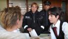 Offensichtlich geht es ihm so gut, dass die Polizisten den Wachmann noch im Krankenbett vernehmen können. Foto: ZDF/ Boris Laewen